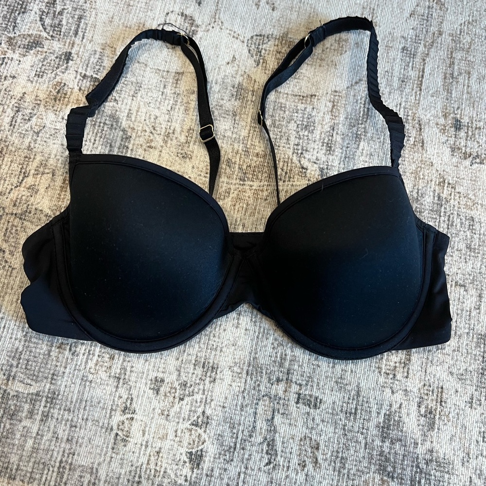 Third Love 36 A1/2 Classic Tshirt Bra. Color: Black